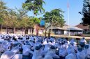 Ratusan siswa siswi SMKN 1 Gerung mengikuti doa bersama di halaman sekolah, sebagai ungkapan duka atas meninggalnya salah satu siswi akibat terseret ombak saat berada di Pantai Semeti.(Foto: Istimewa)
