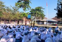 Ratusan siswa siswi SMKN 1 Gerung mengikuti doa bersama di halaman sekolah, sebagai ungkapan duka atas meninggalnya salah satu siswi akibat terseret ombak saat berada di Pantai Semeti.(Foto: Istimewa)