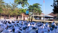 Ratusan siswa siswi SMKN 1 Gerung mengikuti doa bersama di halaman sekolah, sebagai ungkapan duka atas meninggalnya salah satu siswi akibat terseret ombak saat berada di Pantai Semeti.(Foto: Istimewa)