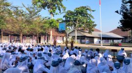Ratusan siswa siswi SMKN 1 Gerung mengikuti doa bersama di halaman sekolah, sebagai ungkapan duka atas meninggalnya salah satu siswi akibat terseret ombak saat berada di Pantai Semeti.(Foto: Istimewa)