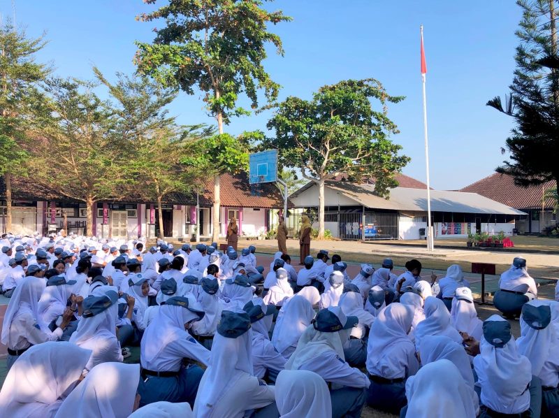 Ratusan siswa siswi SMKN 1 Gerung mengikuti doa bersama di halaman sekolah, sebagai ungkapan duka atas meninggalnya salah satu siswi akibat terseret ombak saat berada di Pantai Semeti.(Foto: Istimewa)