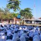 Ratusan siswa siswi SMKN 1 Gerung mengikuti doa bersama di halaman sekolah, sebagai ungkapan duka atas meninggalnya salah satu siswi akibat terseret ombak saat berada di Pantai Semeti.(Foto: Istimewa)