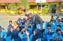Interaksi hangat petugas Ditlantas Polda NTB dengan pelajar SMPN 1 Gerung dalam kegiatan penyuluhan keselamatan berlalu lintas di halaman sekolah.(Foto: Istimewa)