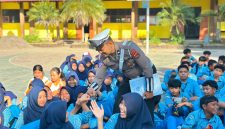Interaksi hangat petugas Ditlantas Polda NTB dengan pelajar SMPN 1 Gerung dalam kegiatan penyuluhan keselamatan berlalu lintas di halaman sekolah.(Foto: Istimewa)