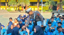 Interaksi hangat petugas Ditlantas Polda NTB dengan pelajar SMPN 1 Gerung dalam kegiatan penyuluhan keselamatan berlalu lintas di halaman sekolah.(Foto: Istimewa)