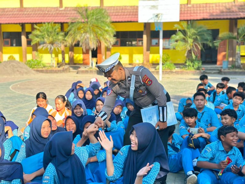 Interaksi hangat petugas Ditlantas Polda NTB dengan pelajar SMPN 1 Gerung dalam kegiatan penyuluhan keselamatan berlalu lintas di halaman sekolah.(Foto: Istimewa)