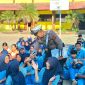 Interaksi hangat petugas Ditlantas Polda NTB dengan pelajar SMPN 1 Gerung dalam kegiatan penyuluhan keselamatan berlalu lintas di halaman sekolah.(Foto: Istimewa)