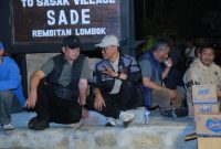 Kapolda NTB Irjen Pol. Kalingga Rendra Raharja (topi putih) bersama Gubernur NTB Dr. Lalu Muhammad Iqbal (topi hitam) berdiskusi di lokasi usai meninjau kondisi rumah adat Sasak Sade yang terbakar, Sabtu malam (22/8/2026).(Foto: Istimewa)