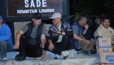 Kapolda NTB Irjen Pol. Kalingga Rendra Raharja (topi putih) bersama Gubernur NTB Dr. Lalu Muhammad Iqbal (topi hitam) berdiskusi di lokasi usai meninjau kondisi rumah adat Sasak Sade yang terbakar, Sabtu malam (22/8/2026).(Foto: Istimewa)