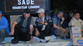 Kapolda NTB Irjen Pol. Kalingga Rendra Raharja (topi putih) bersama Gubernur NTB Dr. Lalu Muhammad Iqbal (topi hitam) berdiskusi di lokasi usai meninjau kondisi rumah adat Sasak Sade yang terbakar, Sabtu malam (22/8/2026).(Foto: Istimewa)