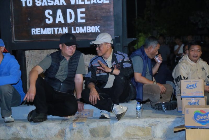 Kapolda NTB Irjen Pol. Kalingga Rendra Raharja (topi putih) bersama Gubernur NTB Dr. Lalu Muhammad Iqbal (topi hitam) berdiskusi di lokasi usai meninjau kondisi rumah adat Sasak Sade yang terbakar, Sabtu malam (22/8/2026).(Foto: Istimewa)