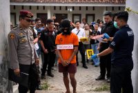 Tersangka pembunuhan mahasiswi Unram, HP (18), mengikuti proses rekonstruksi 44 adegan di TKP, didampingi personel Polresta Mataram dan tim identifikasi INAFIS yang digelar di kawasan Gomong, Kota Mataram.