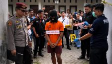 Tersangka pembunuhan mahasiswi Unram, HP (18), mengikuti proses rekonstruksi 44 adegan di TKP, didampingi personel Polresta Mataram dan tim identifikasi INAFIS yang digelar di kawasan Gomong, Kota Mataram.