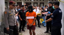 Tersangka pembunuhan mahasiswi Unram, HP (18), mengikuti proses rekonstruksi 44 adegan di TKP, didampingi personel Polresta Mataram dan tim identifikasi INAFIS yang digelar di kawasan Gomong, Kota Mataram.