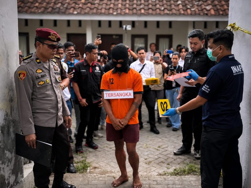 Tersangka pembunuhan mahasiswi Unram, HP (18), mengikuti proses rekonstruksi 44 adegan di TKP, didampingi personel Polresta Mataram dan tim identifikasi INAFIS yang digelar di kawasan Gomong, Kota Mataram.