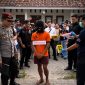 Tersangka pembunuhan mahasiswi Unram, HP (18), mengikuti proses rekonstruksi 44 adegan di TKP, didampingi personel Polresta Mataram dan tim identifikasi INAFIS yang digelar di kawasan Gomong, Kota Mataram.
