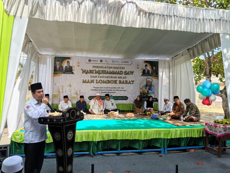 Kepala MAN Lombok Barat H. Kemas Burhan saat menyampaikan sambutan dalam peringatan Maulid Nabi Muhammad SAW dan tasyakkuran milad MAN Lombok Barat di lingkungan madrasah, Senin (24/8/2026).(Foto: Istimewa)