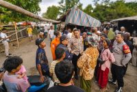 Nelayan asal Sekotong, Lombok Barat sempat hilang saat melaut, ditemukan selamat sore ini setelah pencarian gabungan SAR, polisi, dan warga. Korban hanyut dan menepi sendiri di Pantai Kemalikan sebelum ditemukan warga, Jmuat (28/8).