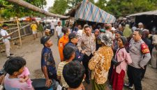 Nelayan asal Sekotong, Lombok Barat sempat hilang saat melaut, ditemukan selamat sore ini setelah pencarian gabungan SAR, polisi, dan warga. Korban hanyut dan menepi sendiri di Pantai Kemalikan sebelum ditemukan warga, Jmuat (28/8).
