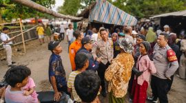 Nelayan asal Sekotong, Lombok Barat sempat hilang saat melaut, ditemukan selamat sore ini setelah pencarian gabungan SAR, polisi, dan warga. Korban hanyut dan menepi sendiri di Pantai Kemalikan sebelum ditemukan warga, Jmuat (28/8).