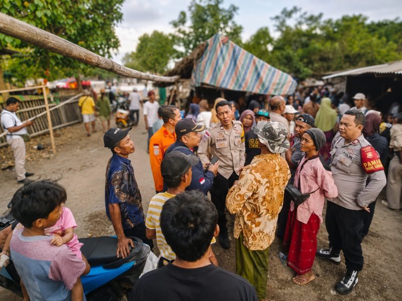 Nelayan asal Sekotong, Lombok Barat sempat hilang saat melaut, ditemukan selamat sore ini setelah pencarian gabungan SAR, polisi, dan warga. Korban hanyut dan menepi sendiri di Pantai Kemalikan sebelum ditemukan warga, Jmuat (28/8).