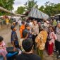 Nelayan asal Sekotong, Lombok Barat sempat hilang saat melaut, ditemukan selamat sore ini setelah pencarian gabungan SAR, polisi, dan warga. Korban hanyut dan menepi sendiri di Pantai Kemalikan sebelum ditemukan warga, Jmuat (28/8).