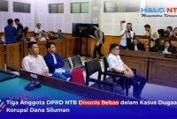 Tiga anggota DPRD NTB, yakni Hamdan Kasim (depan), M. Nashib Ikroman (belakang kanan) dan Indra Jaya Usman (belakang kiri) saat menjalani sidang pembacaan putusan perkara dugaan korupsi dana siluman di Pengadilan Tipikor Negeri Mataram, Rabu (5/8/2026).