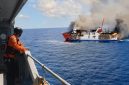 Petugas SAR mengamati laut lepas di perairan selatan Bali saat pencarian hari ketiga korban KMP Putri Yasmin. Sejauh ini, empat penumpang masih belum ditemukan.