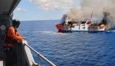 Petugas SAR mengamati laut lepas di perairan selatan Bali saat pencarian hari ketiga korban KMP Putri Yasmin. Sejauh ini, empat penumpang masih belum ditemukan.
