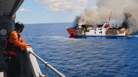 Petugas SAR mengamati laut lepas di perairan selatan Bali saat pencarian hari ketiga korban KMP Putri Yasmin. Sejauh ini, empat penumpang masih belum ditemukan.
