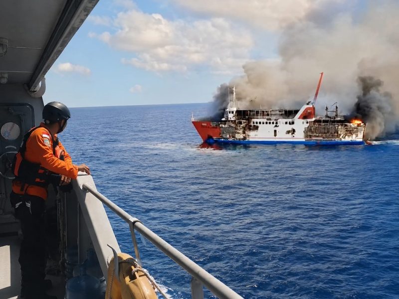 Petugas SAR mengamati laut lepas di perairan selatan Bali saat pencarian hari ketiga korban KMP Putri Yasmin. Sejauh ini, empat penumpang masih belum ditemukan.
