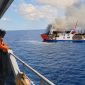 Petugas SAR mengamati laut lepas di perairan selatan Bali saat pencarian hari ketiga korban KMP Putri Yasmin. Sejauh ini, empat penumpang masih belum ditemukan.