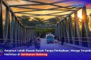 Tampak kondisi Jembatan Bakong yang menghubungkan Desa Kebon Ayu dan Desa Lembar Indah di Kecamatan Lembar dan Gerung, Lombok Barat, masih rusak parah lebih dari satu tahun pasca diterjang banjir bandang awal 2025.(Foto: Halo NTB)