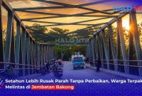 Tampak kondisi Jembatan Bakong yang menghubungkan Desa Kebon Ayu dan Desa Lembar Indah di Kecamatan Lembar dan Gerung, Lombok Barat, masih rusak parah lebih dari satu tahun pasca diterjang banjir bandang awal 2025.(Foto: Halo NTB)