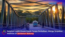 Tampak kondisi Jembatan Bakong yang menghubungkan Desa Kebon Ayu dan Desa Lembar Indah di Kecamatan Lembar dan Gerung, Lombok Barat, masih rusak parah lebih dari satu tahun pasca diterjang banjir bandang awal 2025.(Foto: Halo NTB)