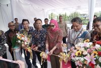 Prosesi peresmian Centralized Command Center PLN UIW NTB ditandai dengan pemotongan pita oleh jajaran manajemen PLN.