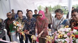 Prosesi peresmian Centralized Command Center PLN UIW NTB ditandai dengan pemotongan pita oleh jajaran manajemen PLN.