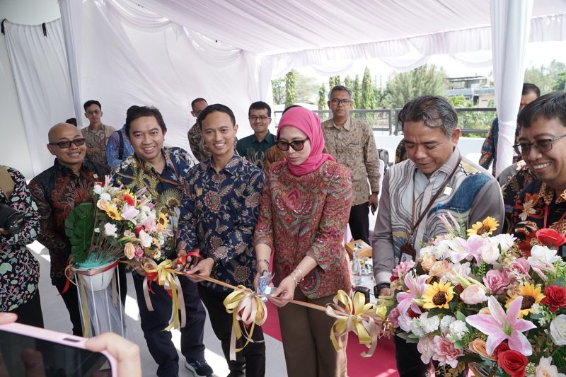 Prosesi peresmian Centralized Command Center PLN UIW NTB ditandai dengan pemotongan pita oleh jajaran manajemen PLN.