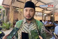 Anggota Dewan Perwakilan Daerah Republik Indonesia (DPD RI) Dapil NTB, H. Muhammad Rifki Farabi, saat memberikan keterangan kepada sejumlah wartawan di Lombok Barat, Kamis (10/9/2026). (Foto: Halontb.com)