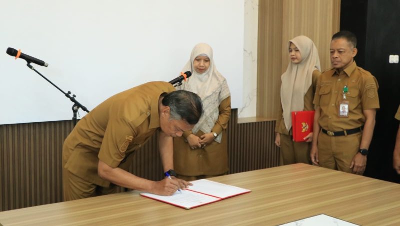 Penjabat Sekda Lombok Barat H. Saeful Ahkam menandatangani berita acara pelantikan disaksikan Wakil Bupati Lombok Barat Hj. Nurul Adha (UNA) di Kantor Bupati Lombok Barat, Senin (7/9/2026).
