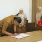 Penjabat Sekda Lombok Barat H. Saeful Ahkam menandatangani berita acara pelantikan disaksikan Wakil Bupati Lombok Barat Hj. Nurul Adha (UNA) di Kantor Bupati Lombok Barat, Senin (7/9/2026).