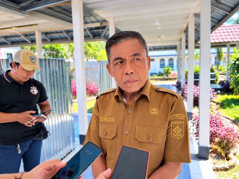 Sekretaris DPRD (Sekwan) Lombok Barat, Syahrudin, saat memberikan keterangan terkait proses PAW Ahmad Zainuri yang masih menunggu surat resmi dari PAN, Selasa (15/9/2026).(Foto: Istimewa)