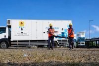Petugas PLN bekerja di lapangan sebagai bagian dari pengamanan sistem kelistrikan berlapis untuk mendukung kelancaran MotoGP Mandalika 2026.