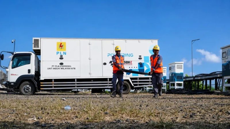 Petugas PLN bekerja di lapangan sebagai bagian dari pengamanan sistem kelistrikan berlapis untuk mendukung kelancaran MotoGP Mandalika 2026.