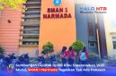 Tampak gedung SMAN 1 Narmada, Kabupaten Lombok Barat, dengan sejumlah siswa berjalan di area sekolah.(Foto: Halo NTB)