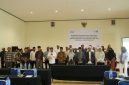Para tokoh agama dan peserta kegiatan berfoto bersama dalam agenda penguatan peran kiai dan penghulu desa untuk memperkuat perlindungan anak serta mencegah perkawinan anak di Lombok Utara.(Foto: Istimewa)