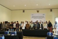 Para tokoh agama dan peserta kegiatan berfoto bersama dalam agenda penguatan peran kiai dan penghulu desa untuk memperkuat perlindungan anak serta mencegah perkawinan anak di Lombok Utara.(Foto: Istimewa)