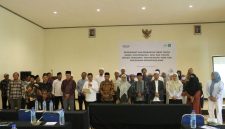 Para tokoh agama dan peserta kegiatan berfoto bersama dalam agenda penguatan peran kiai dan penghulu desa untuk memperkuat perlindungan anak serta mencegah perkawinan anak di Lombok Utara.(Foto: Istimewa)
