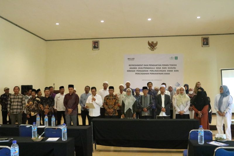 Para tokoh agama dan peserta kegiatan berfoto bersama dalam agenda penguatan peran kiai dan penghulu desa untuk memperkuat perlindungan anak serta mencegah perkawinan anak di Lombok Utara.(Foto: Istimewa)