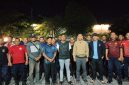 PLH Sekda Lombok Barat H. Saiful Ahkam berfoto bersama Kepala Dinas Damkarmat H. Suherman dan jajaran usai meninjau kesiapsiagaan personel Damkarmat di tengah respons cepat terhadap laporan kebakaran yang ternyata prank, Jumat (4/9/2026).